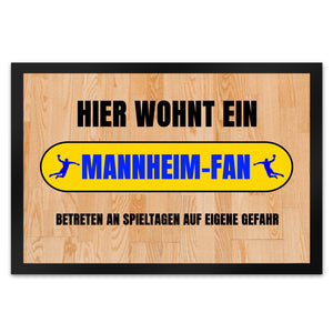 Hier wohnt ein Mannheim-Fan Fußmatte in 35x50 cm mit Turnhallenboden Motiv