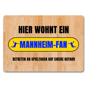 Hier wohnt ein Mannheim-Fan Fußmatte in 35x50 cm mit Turnhallenboden Motiv