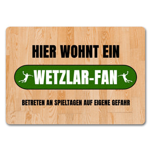 Hier wohnt ein Wetzlar-Fan Fußmatte in 35x50 cm mit Turnhallenboden Motiv