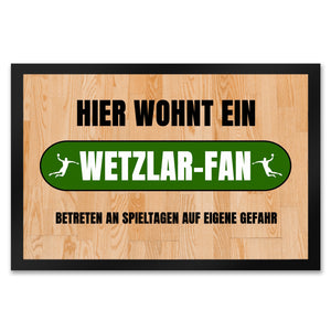 Hier wohnt ein Wetzlar-Fan Fußmatte in 35x50 cm mit Turnhallenboden Motiv
