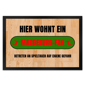 Hier wohnt ein Magdeburg-Fan Fußmatte in 35x50 cm mit Turnhallenboden Motiv