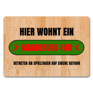 Hier wohnt ein Magdeburg-Fan Fußmatte in 35x50 cm mit Turnhallenboden Motiv