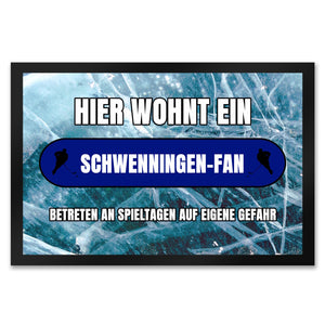 Hier wohnt ein Schwenningen-Fan Fußmatte in 35x50 cm mit Eishallen Boden-Motiv