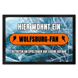 Hier wohnt ein Wolfsburg-Fan Fußmatte in 35x50 cm mit Eishallen Boden-Motiv