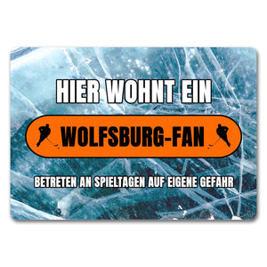 Hier wohnt ein Wolfsburg-Fan Fußmatte in 35x50 cm mit Eishallen Boden-Motiv