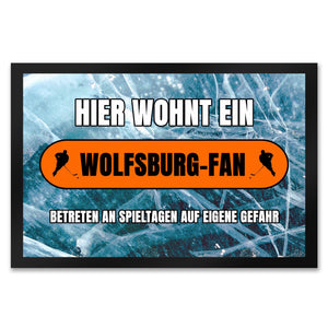 Hier wohnt ein Wolfsburg-Fan Fußmatte in 35x50 cm mit Eishallen Boden-Motiv