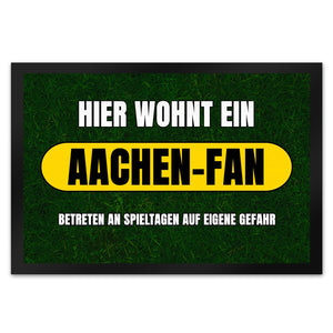 Hier wohnt ein Aachen-Fan Fußmatte in 35x50 cm mit Rasenmotiv
