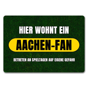 Hier wohnt ein Aachen-Fan Fußmatte in 35x50 cm mit Rasenmotiv