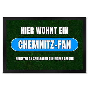 Hier wohnt ein Chemnitz-Fan Fußmatte in 35x50 cm mit Rasenmotiv