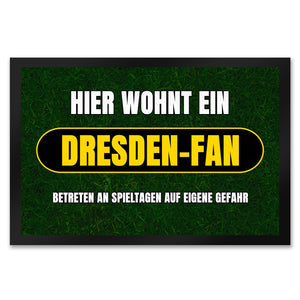 Hier wohnt ein Dresden-Fan Fußmatte in 35x50 cm mit Rasenmotiv