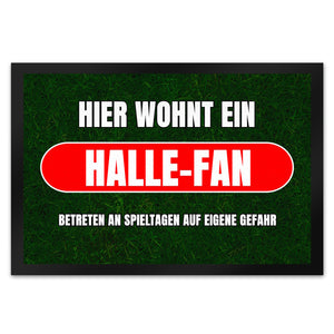 Hier wohnt ein Halle-Fan Fußmatte in 35x50 cm mit Rasenmotiv