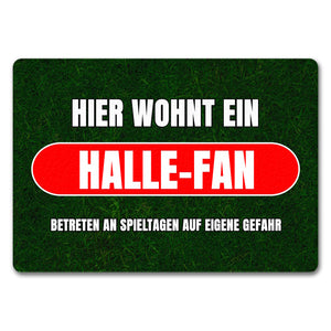 Hier wohnt ein Halle-Fan Fußmatte in 35x50 cm mit Rasenmotiv