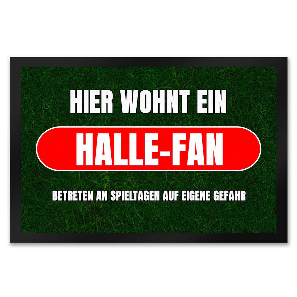 Hier wohnt ein Halle-Fan Fußmatte in 35x50 cm mit Rasenmotiv