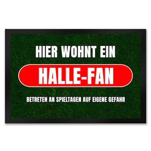 Hier wohnt ein Halle-Fan Fußmatte in 35x50 cm mit Rasenmotiv