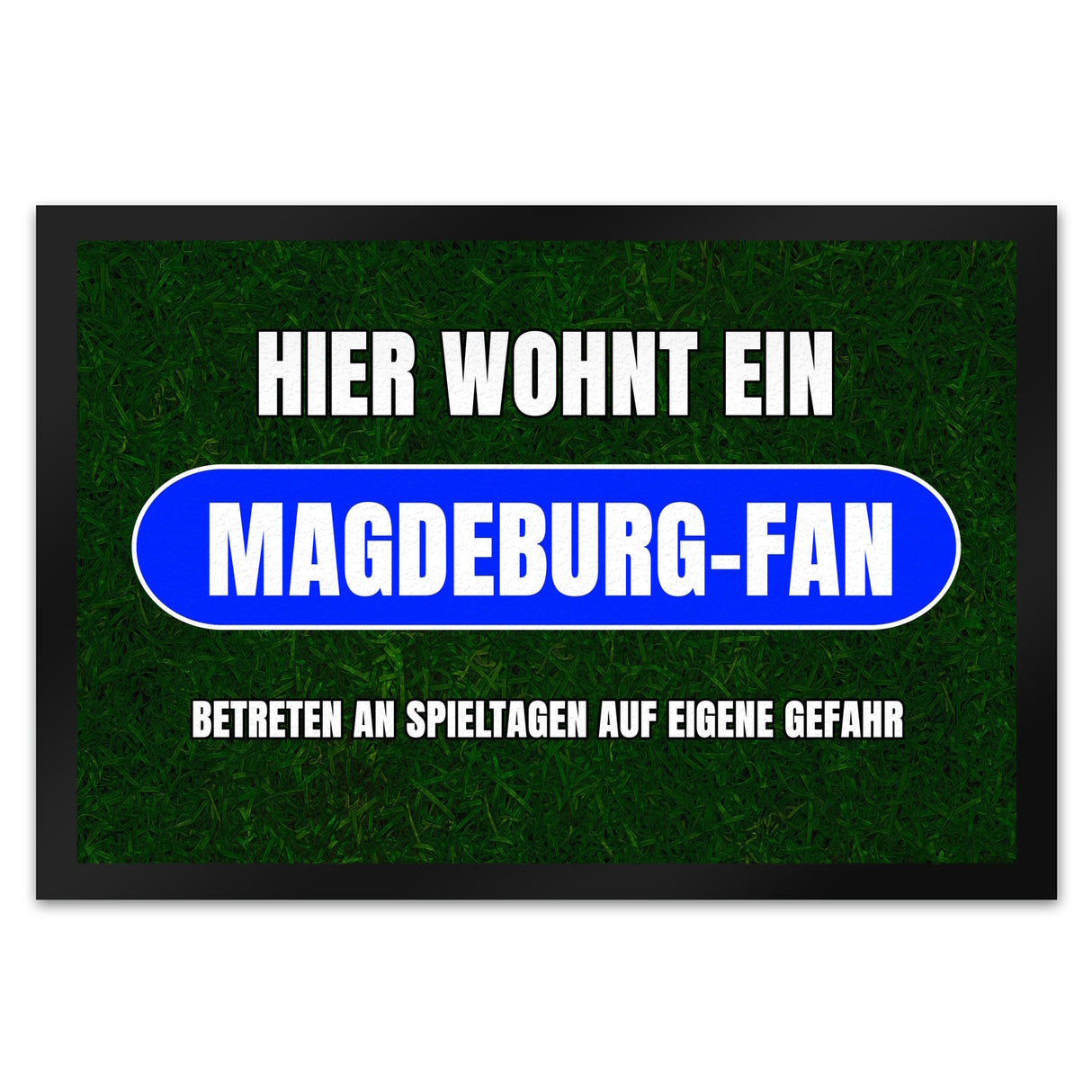Hier wohnt ein Magdeburg-Fan Fußmatte in 35x50 cm mit Rasenmotiv