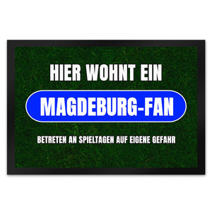 Hier wohnt ein Magdeburg-Fan Fußmatte in 35x50 cm mit Rasenmotiv