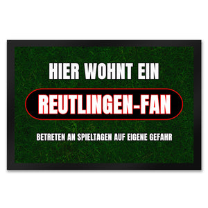 Hier wohnt ein Reutlingen-Fan Fußmatte in 35x50 cm mit Rasenmotiv