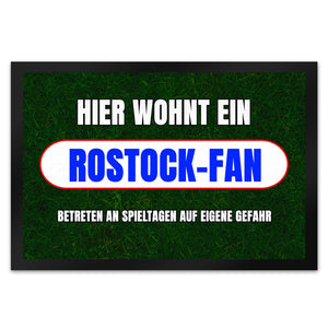 Hier wohnt ein Rostock-Fan Fußmatte in 35x50 cm mit Rasenmotiv