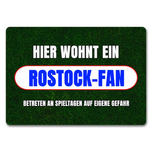 Hier wohnt ein Rostock-Fan Fußmatte in 35x50 cm mit Rasenmotiv