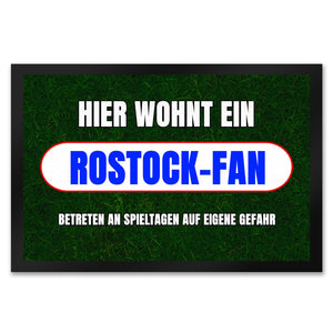 Hier wohnt ein Rostock-Fan Fußmatte in 35x50 cm mit Rasenmotiv