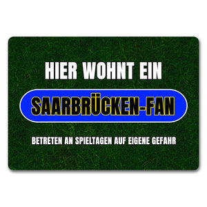 Hier wohnt ein Saarbrücken-Fan Fußmatte in 35x50 cm mit Rasenmotiv