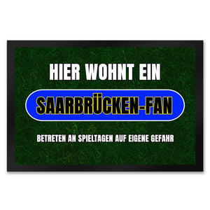Hier wohnt ein Saarbrücken-Fan Fußmatte in 35x50 cm mit Rasenmotiv