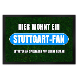 Hier wohnt ein Stuttgart-Fan Fußmatte in 35x50 cm mit Rasenmotiv