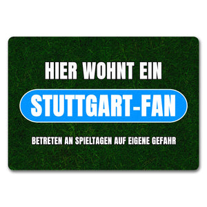 Hier wohnt ein Stuttgart-Fan Fußmatte in 35x50 cm mit Rasenmotiv