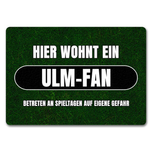 Hier wohnt ein Ulm-Fan Fußmatte in 35x50 cm mit Rasenmotiv