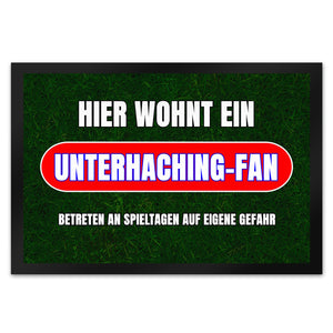 Hier wohnt ein Unterhaching-Fan Fußmatte in 35x50 cm mit Rasenmotiv