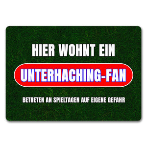 Hier wohnt ein Unterhaching-Fan Fußmatte in 35x50 cm mit Rasenmotiv