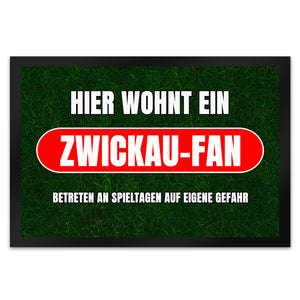 Hier wohnt ein Zwickau-Fan Fußmatte in 35x50 cm mit Rasenmotiv