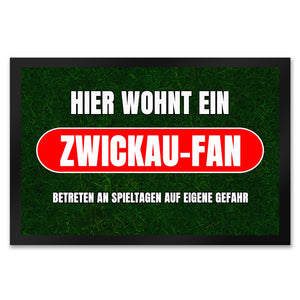 Hier wohnt ein Zwickau-Fan Fußmatte in 35x50 cm mit Rasenmotiv