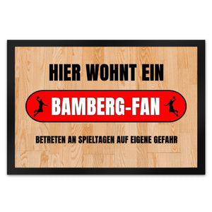 Hier wohnt ein Bamberg-Fan Fußmatte in 35x50 cm mit Turnhallenboden Motiv