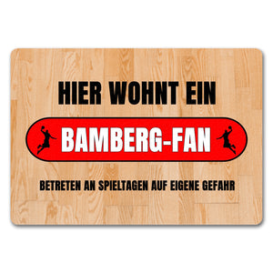 Hier wohnt ein Bamberg-Fan Fußmatte in 35x50 cm mit Turnhallenboden Motiv