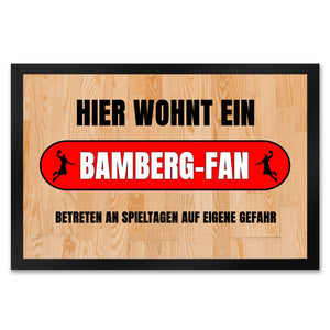 Hier wohnt ein Bamberg-Fan Fußmatte in 35x50 cm mit Turnhallenboden Motiv