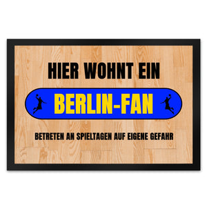 Hier wohnt ein Berlin-Fan Fußmatte in 35x50 cm mit Turnhallenboden Motiv