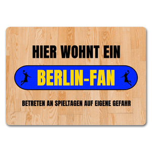Hier wohnt ein Berlin-Fan Fußmatte in 35x50 cm mit Turnhallenboden Motiv