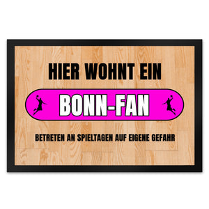 Hier wohnt ein Bonn-Fan Fußmatte in 35x50 cm mit Turnhallenboden Motiv