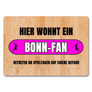 Hier wohnt ein Bonn-Fan Fußmatte in 35x50 cm mit Turnhallenboden Motiv