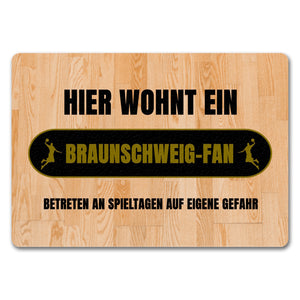 Hier wohnt ein Braunschweig-Fan Fußmatte in 35x50 cm mit Turnhallenboden Motiv