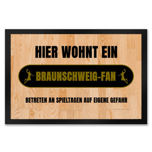 Hier wohnt ein Braunschweig-Fan Fußmatte in 35x50 cm mit Turnhallenboden Motiv