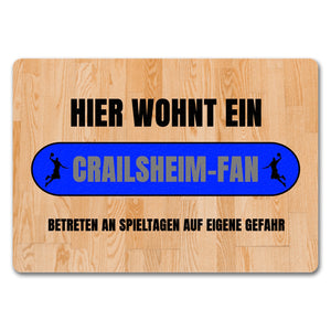 Hier wohnt ein Crailsheim-Fan Fußmatte in 35x50 cm mit Turnhallenboden Motiv