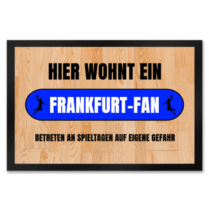 Hier wohnt ein Frankfurt-Fan Fußmatte in 35x50 cm mit Turnhallenboden Motiv