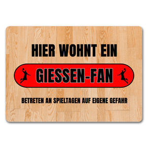 Hier wohnt ein Giessen-Fan Fußmatte in 35x50 cm mit Turnhallenboden Motiv