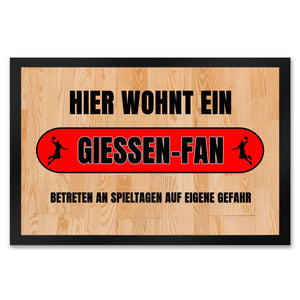 Hier wohnt ein Giessen-Fan Fußmatte in 35x50 cm mit Turnhallenboden Motiv