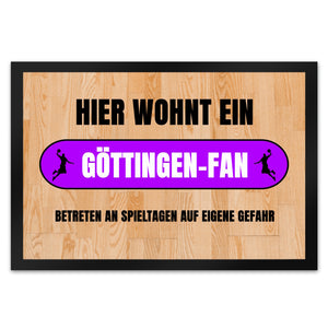 Hier wohnt ein Göttingen-Fan Fußmatte in 35x50 cm mit Turnhallenboden Motiv