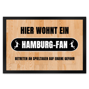 Hier wohnt ein Hamburg-Fan Fußmatte in 35x50 cm mit Turnhallenboden Motiv