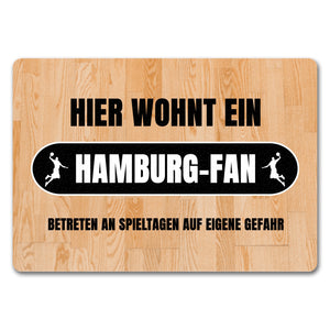 Hier wohnt ein Hamburg-Fan Fußmatte in 35x50 cm mit Turnhallenboden Motiv