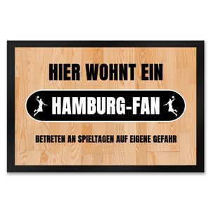 Hier wohnt ein Hamburg-Fan Fußmatte in 35x50 cm mit Turnhallenboden Motiv